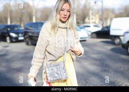 Parigi, Frankreich. 03 Mar, 2018. Blogger e stilista Tina Leung frequentando il Elie Saab mostra durante la settimana della moda di Parigi - Marzo 3, 2018 - Credit: Pista Manhattan/Michael Ip ***per solo uso editoriale*** | Verwendung weltweit/dpa/Alamy Live News Foto Stock