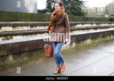 Parigi, Frankreich. 04 Mar, 2018. Jo Ellison, Editor di moda al Financial Times, frequentando il Valentino mostra durante la settimana della moda di Parigi - 4 Marzo 2018 - Il Credit: Pista Manhattan/Michael Ip ***per solo uso editoriale*** | Verwendung weltweit/dpa/Alamy Live News Foto Stock