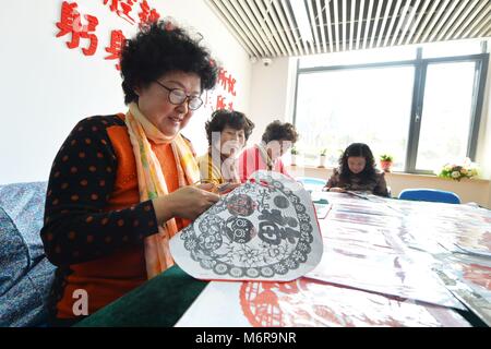 Qingdao, Qingdao, Cina. 6 Mar, 2018. Qingdao, CINA-6marzo 2018: le donne fanno artigianato compreso papercuttings a Qingdao, Cina orientale della provincia di Shandong, segnando la prossima Giornata della donna. Credito: SIPA Asia/ZUMA filo/Alamy Live News Foto Stock