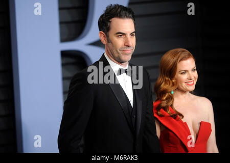 Sacha Baron Cohen e Isla Fisher frequentando il 2018 Vanity Fair Oscar Party hosted by Radhika Jones a Wallis Annenberg Center for the Performing Arts il 4 marzo 2018 a Beverly Hills, la California. Foto Stock