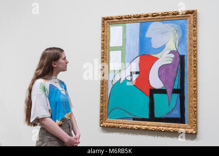 Londra, Regno Unito. 6 marzo 2018. Un membro del personale opinioni "trattati donna da una finestra ("Femme assise pres d'une fenetre'), 1932, di Pablo Picasso. Anteprima di "Picasso 1932 - amore, fama, tragedia', la Tate Modern la prima mostra personale del lavoro di Pablo Picasso. Più di 100 dipinti, sculture e opere su carta che copre l'anno 1932, un tempo di pivotal di Picasso la vita, sono sul display 8 Marzo al 9 settembre 2018. Credito: Stephen Chung / Alamy Live News Foto Stock