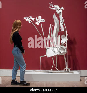 Londra, Regno Unito. 6 marzo 2018. Un membro del personale opinioni "Donna in giardino (La femme au jardin)", 1932, di Pablo Picasso. Anteprima di "Picasso 1932 - amore, fama, tragedia', la Tate Modern la prima mostra personale del lavoro di Pablo Picasso. Più di 100 dipinti, sculture e opere su carta che copre l'anno 1932, un tempo di pivotal di Picasso la vita, sono sul display 8 Marzo al 9 settembre 2018. Credito: Stephen Chung / Alamy Live News Foto Stock