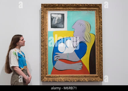 Londra, Regno Unito. 6 marzo 2018. Un membro del personale opinioni "Donna in una poltrona di colore giallo (Femme dans un fauteuil jaune)", 1932, di Pablo Picasso. Anteprima di "Picasso 1932 - amore, fama, tragedia', la Tate Modern la prima mostra personale del lavoro di Pablo Picasso. Più di 100 dipinti, sculture e opere su carta che copre l'anno 1932, un tempo di pivotal di Picasso la vita, sono sul display 8 Marzo al 9 settembre 2018. Credito: Stephen Chung / Alamy Live News Foto Stock