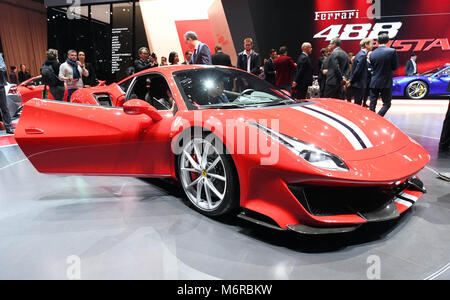 06 marzo 2018, Svizzera Ginevra: la Ferrari 488 Pista essendo presentato durante la prima giornata della stampa del Motor Show di Ginevra. La 88th Motor Show di Ginevra inizia il 08 marzo e termina il 18 marzo. Circa 180 espositori saranno la visualizzazione di modelli 900 e gli organizzatori si aspettano di 700.000 visitatori. Credito: dpa picture alliance/Alamy Live News Credito: dpa picture alliance/Alamy Live News Credito: dpa picture alliance/Alamy Live News Foto Stock