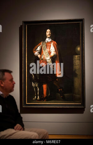 Amsterdam, Paesi Bassi. 6 Marzo, 2018. Un visitatore al Rijksmuseum a piedi attraverso la mostra 'High Society", che apre il 08 marzo 2018. Sulla parete è appeso un ritratto di Ferdinando conte di Werdenberg da Samuel van Hoogstraten. Ritratti di potenti principi, eccentrico aristocratici e ricchi borghesi di epoche differenti può essere visto fino al 03 giugno 2018. Foto: Jeroen Jumelet/dpa - ATTENZIONE I REDATTORI: solo uso editoriale in connessione con le attuali relazioni sulle esposizioni. Credito: dpa picture alliance/Alamy Live News Foto Stock