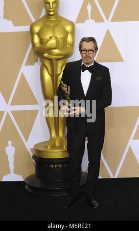 Hollywood, Stati Uniti d'America. 04 Mar, 2018. Gary Oldman pone nella sala stampa del novantesimo annuale di Academy Awards, Oscar, in Dolby Theatre di Los Angeles, Stati Uniti d'America, il 04 marzo 2018. Credito: Hubert Boesl | in tutto il mondo di utilizzo/dpa/Alamy Live News Foto Stock