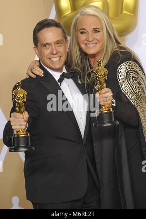 Hollywood, Stati Uniti d'America. 04 Mar, 2018. I registi Lee Unkrich (l) e darla K. Anderson pongono nella sala stampa del novantesimo annuale di Academy Awards, Oscar, in Dolby Theatre di Los Angeles, Stati Uniti d'America, il 04 marzo 2018. Credito: Hubert Boesl | in tutto il mondo di utilizzo/dpa/Alamy Live News Foto Stock