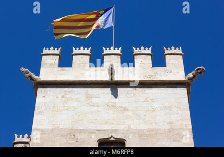 Parte superiore della torre della Lonja de la Seda palazzo gotico a Valencia, Spagna Foto Stock