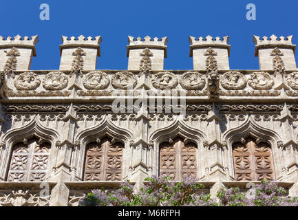 Primo piano sulla facciata della Lonja de la Seda palazzo gotico a Valencia, Spagna Foto Stock