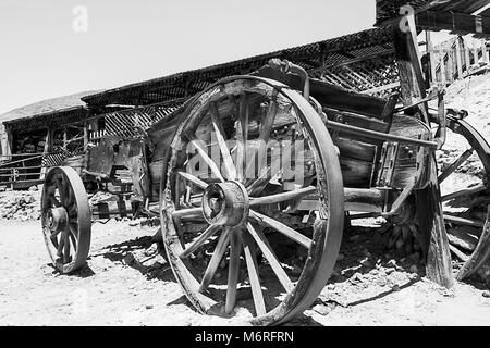 Immagine in bianco e nero di un vecchio abbandonato ripartiti carrello Foto Stock