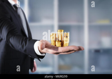 Imprenditore trattenere pile di denaro. Concetto di successo e di crescita della società Foto Stock