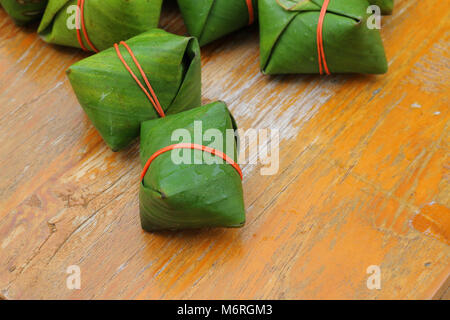 Sour maiale in foglia di banano stile tailandese banana leaf avvolto il cibo Foto Stock