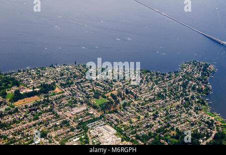 Seattle, Washington. Vista aerea di Laurelhurst. Una classe superiore di quartiere residenziale a Seattle, Washington. Il lago Washington si trova sulla sinistra un Foto Stock