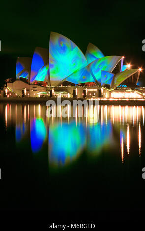 Illuminazione speciale adorna Sydney Opera House di Sydney, Australia, durante il 2017 Vivid Festival. Foto Stock