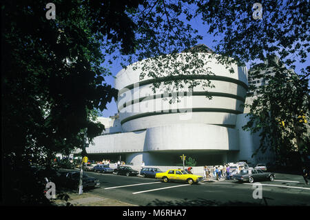 1987 ROTUNDA storico Solomon Guggenheim (©Frank Lloyd Wright 1959) Fifth Avenue di Manhattan A NEW YORK CITY USA Foto Stock