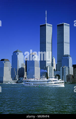 1989 tour storico battello Twin Towers (©MINORU YAMASAKI 1973) skyline del centro del fiume Hudson NEW YORK CITY USA Foto Stock