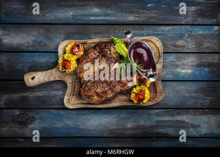 Tibon bistecca con mais fritto e salsa al vino sulla scheda rustico, con lo sfondo di legno, topview Foto Stock