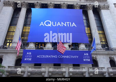 Un grande striscione Aquantia appeso alla parete esterna del New York Stock Exchange (NYSE) sul giorno di offerta pubblica iniziale (IPO) Foto Stock