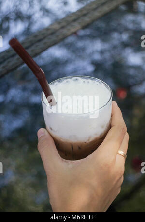 Mano sul cioccolato vetro ghiacciato, stock photo Foto Stock