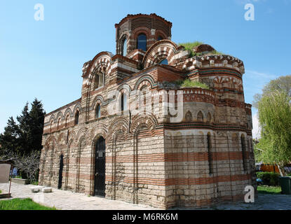 Nessebar, Bulgaria - 7 Giugno 2011: Vista della Chiesa di Cristo Pantocratore nella piazza vicino all'entrata di Nessebar città vecchia, il litorale del Mar Nero, Bur Foto Stock