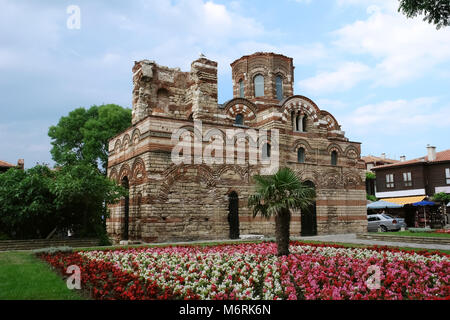 Nessebar, Bulgaria - 12 Giugno 2011: Chiesa di Cristo Pantocratore nella piazza vicino all'entrata di Nessebar città vecchia, il litorale del Mar Nero, Burgas, Bulgar Foto Stock