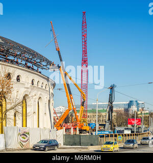 La Bielorussia Minsk - Febbraio 2, 2017: Football Stadium 'Dynamo' durante la ricostruzione. Il processo di assemblaggio di elementi di telaio di una nuova shell ro Foto Stock