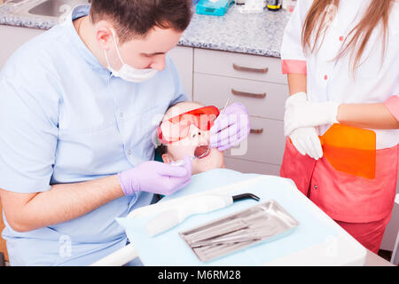 La polimerizzazione dentale Foto Stock