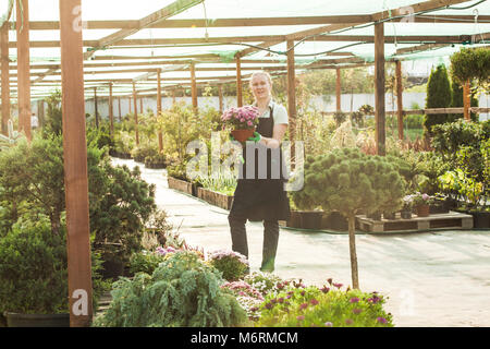 Donna giardiniere con pentole Foto Stock