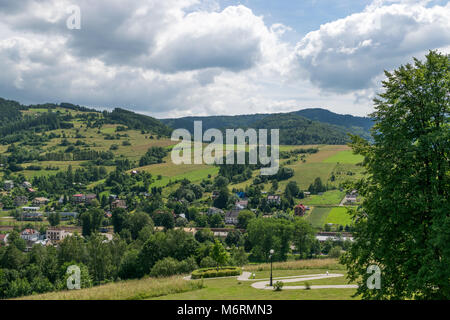 Vista sulle vicine montagne dal magico giardino torre in Muszyna Foto Stock