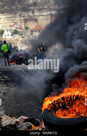 Conflitto israelo-palestinese: masterizzazione di pneumatici durante la manifestazione di protesta contro gli insediamenti illegali e la confisca del villaggio di terre. Nablus Foto Stock