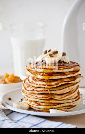 Pila di Pancake fatti in casa con frutta fresca Foto Stock