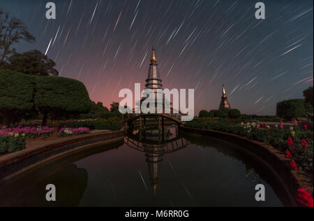 Le tracce stellari oltre il tempio, Thailandia Foto Stock