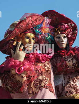 Persone in splendidi abiti fantasiosi costumi e maschera per il Carnevale di Venezia, Carnivale di Venezia, Veneto, Italia Foto Stock