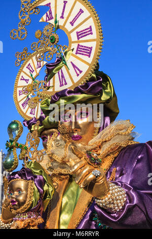 Persone in splendidi abiti fantasiosi costumi e maschera per il Carnevale di Venezia, Carnivale di Venezia, Veneto, Italia Foto Stock