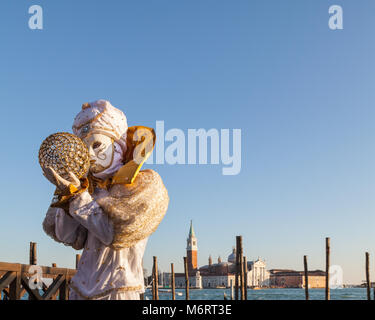 Un arlecchino bellissimi abiti fantasiosi costumi e maschera per il Carnevale di Venezia, Carnivale di Venezia, Veneto, Italia Foto Stock