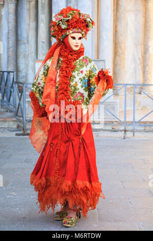 Donna in abito elegante, vestito, cappello e maschera pone al Carnevale di  Venezia, Carnivale di Venezia, Veneto, Italia Foto stock - Alamy