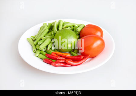 Materie di ingredienti freschi per il cibo tailandese, lunga semi tritati, peperoncino rosso pomodoro - vista superiore, chiusa Foto Stock