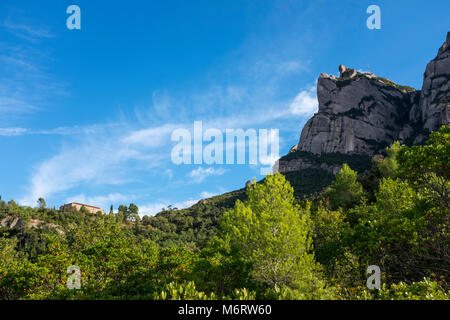 A denti di sega della montagna di Montserrat, nei pressi di Barcellona e della Catalogna, primo parco nazionale istituito in Spagna. Foto Stock