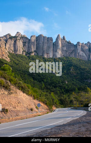 A denti di sega della montagna di Montserrat, nei pressi di Barcellona e della Catalogna, primo parco nazionale istituito in Spagna. Foto Stock