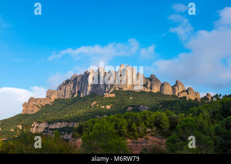 A denti di sega della montagna di Montserrat, nei pressi di Barcellona e della Catalogna, primo parco nazionale istituito in Spagna. Foto Stock