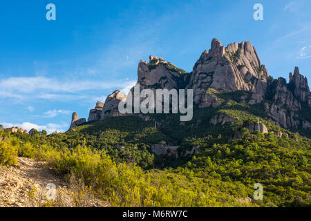 A denti di sega della montagna di Montserrat, nei pressi di Barcellona e della Catalogna, primo parco nazionale istituito in Spagna. Foto Stock