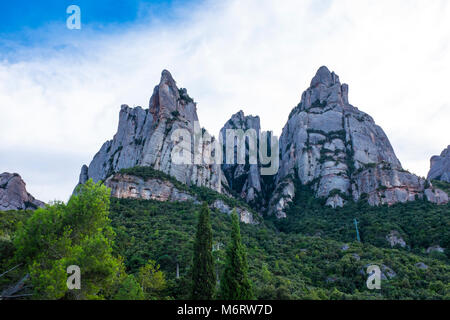 A denti di sega della montagna di Montserrat, nei pressi di Barcellona e della Catalogna, primo parco nazionale istituito in Spagna. Foto Stock