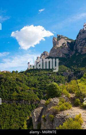 A denti di sega della montagna di Montserrat, nei pressi di Barcellona e della Catalogna, primo parco nazionale istituito in Spagna. Foto Stock