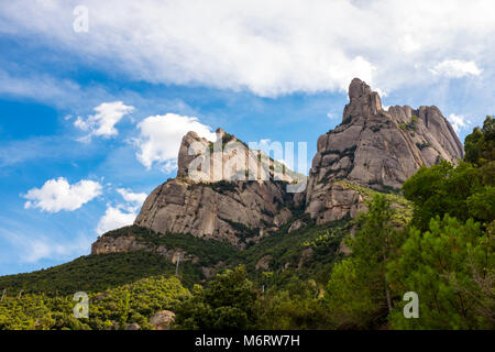 A denti di sega della montagna di Montserrat, nei pressi di Barcellona e della Catalogna, primo parco nazionale istituito in Spagna. Foto Stock