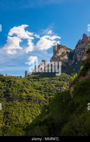 A denti di sega della montagna di Montserrat, nei pressi di Barcellona e della Catalogna, primo parco nazionale istituito in Spagna. Foto Stock