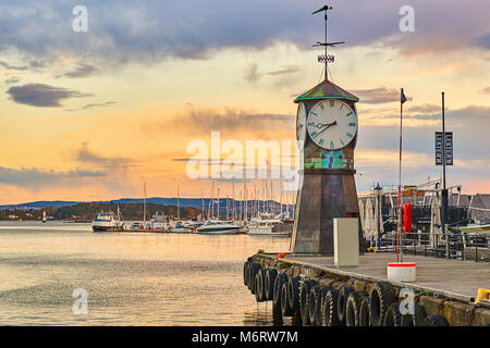 Torre dell Orologio su Aker Brygge Dock presso il lungomare di Marina sullo sfondo. Foto Stock
