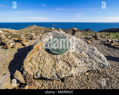 Cadaques, Spagna - 12 novembre 2016. Vista del segnale di unione tra la Fisterra cape e il Cap de Creus cape Foto Stock