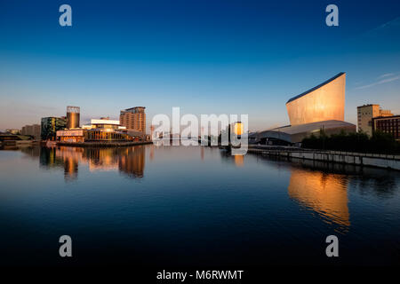 Lowry Centre a Salford Quays e il Museo Imperiale della Guerra sul Manchester ship canal Foto Stock