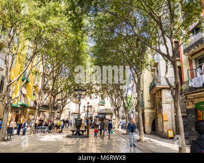 Barcellona, Spagna - 30 ottobre 2016. Vista dei turisti a piedi in Sant Agusti Vell square. Foto Stock