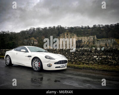 2004 Aston Martin Vanquish a Rievaulx Abbey North Yorkshire Foto Stock